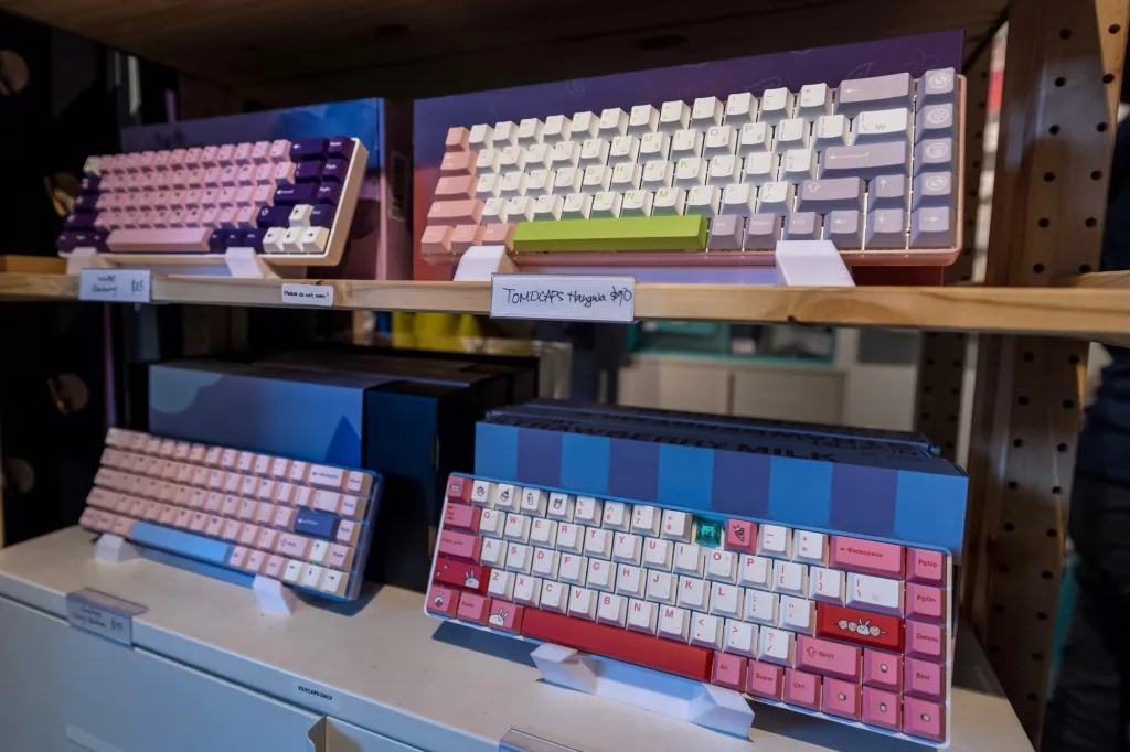 MOMENT Shops - Tiny Keyboard Shop