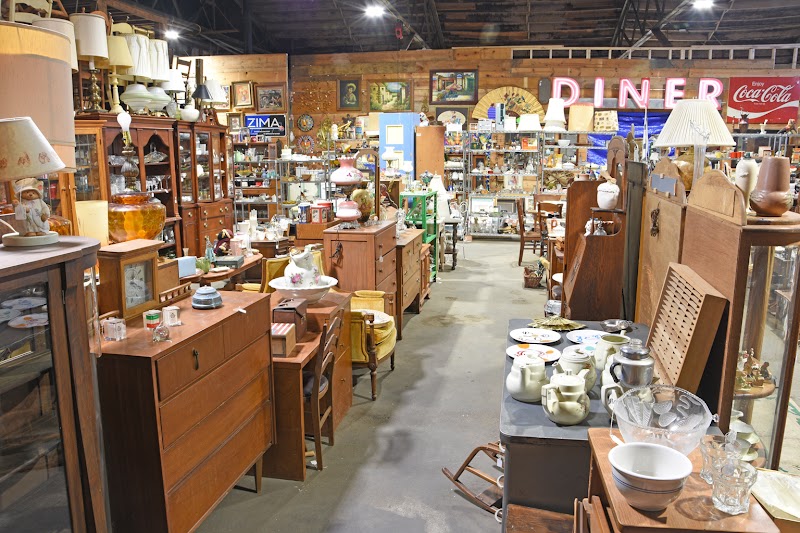 Loyd's Antiques & Treasures on Market