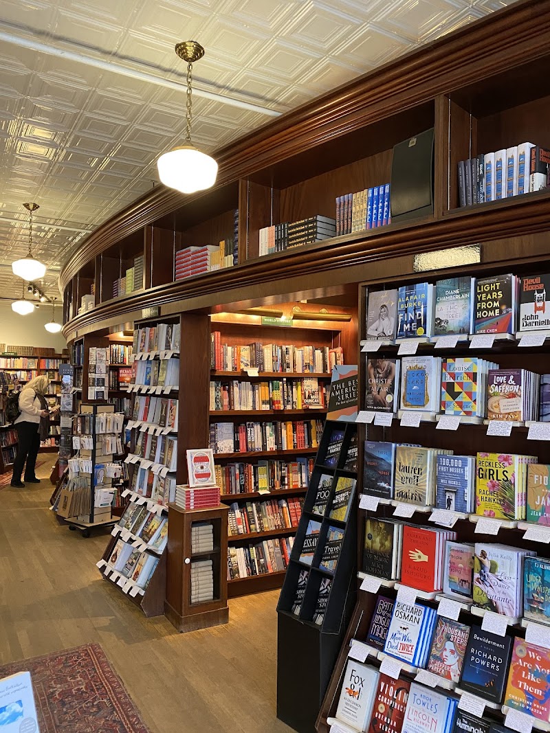 R J Julia Booksellers