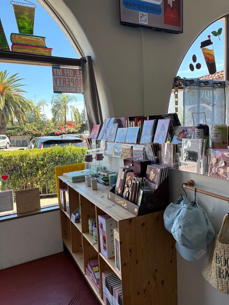 dym - book & boba shop