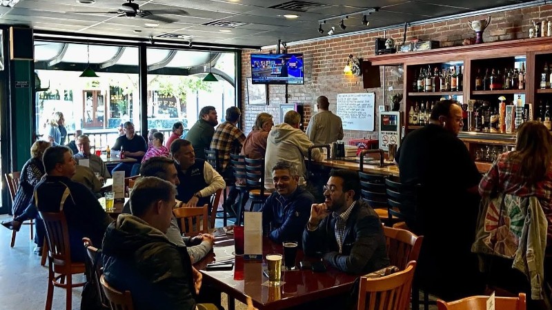 Peephole Bar & Grill