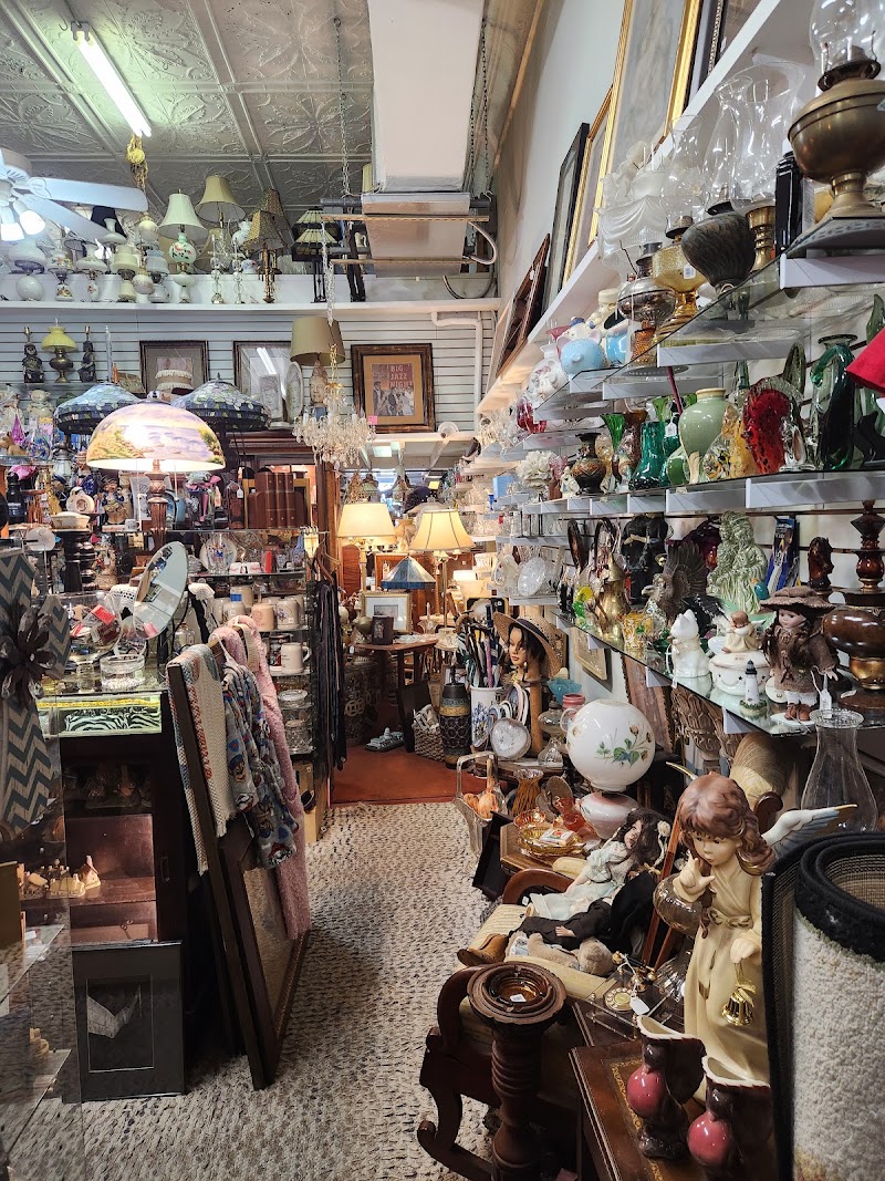 The Treehouse Antiques 
