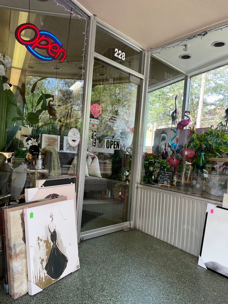Ria's Decor & More