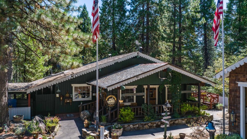 Narrow Gauge Inn,  Seasons Bistro & Buffalo Bar